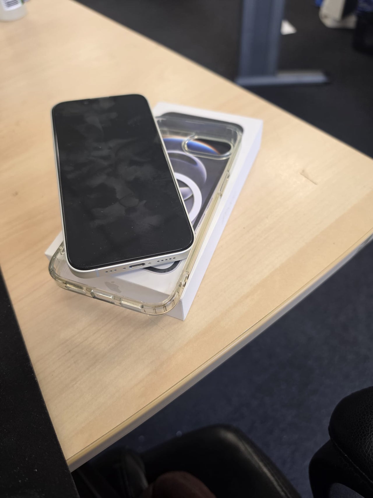 Refurbished Apple iPhone 16e 128GB - White