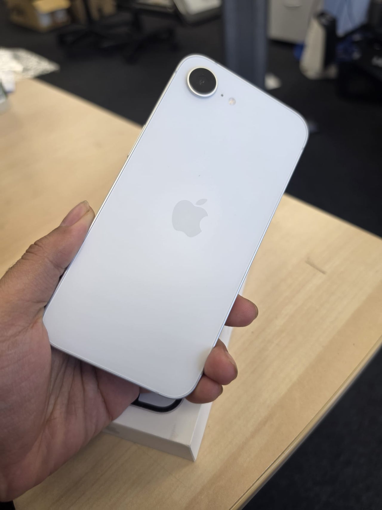Refurbished Apple iPhone 16e 128GB - White